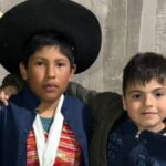 Niños que enseñan: un salteñito le regaló su bicileta a un peregrino de 10 años de Cachi para que vaya a la escuela