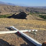 La Cruz del Cerro de Angastaco se había caído por los fuertes vientos y ya fue restaurada